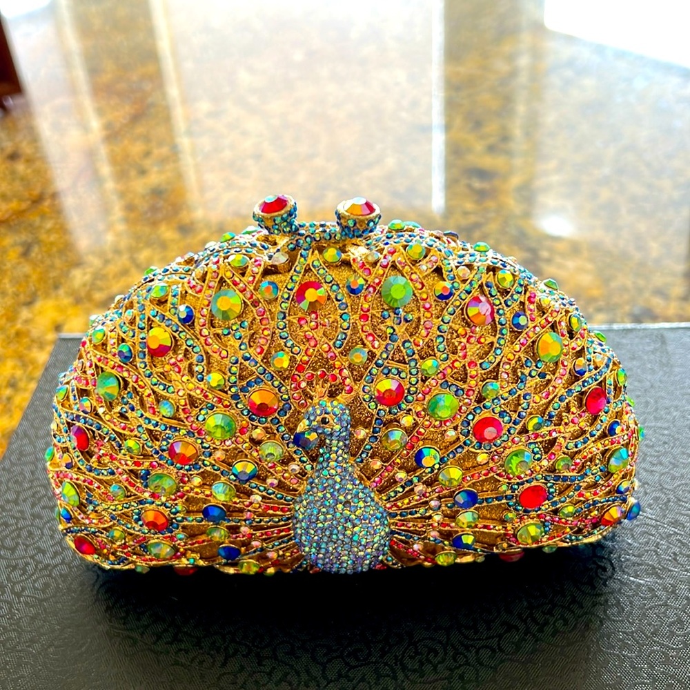 🛍️Exquisite Jeweled Peacock Clutch 🛍️